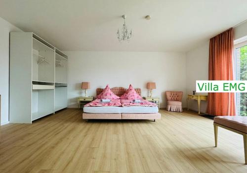 Une chambre blanche avec un lit et une chambre avec dans l'établissement Ferienhaus Landhaus EMG Kempen, in Alleinlage nahe Düsseldorf und Venlo, à Tönisvorst