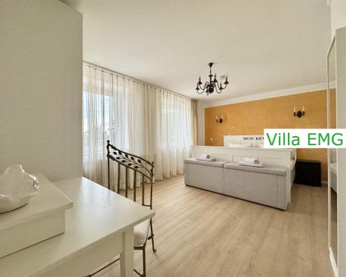 a living room with a bed and a dining table at Ferienhaus Landhaus EMG Kempen, in Alleinlage nahe Düsseldorf und Venlo in Tönisvorst