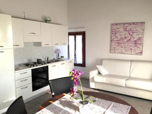 a kitchen and living room with a table and a couch at RESIDENCE BACO Da SETA in Mestre