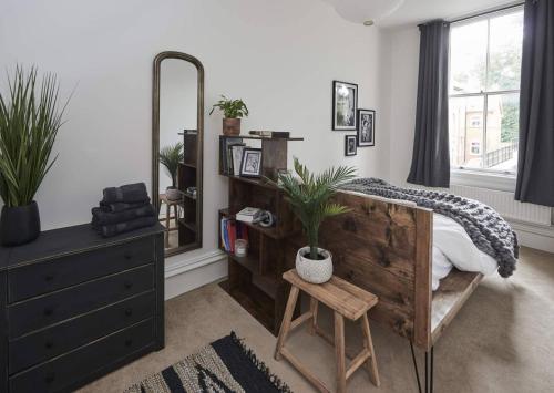 a bedroom with a bed and a dresser and a mirror at Dudley-spacious Exec 2 Bed - Long Stay - Parking! in Dudley