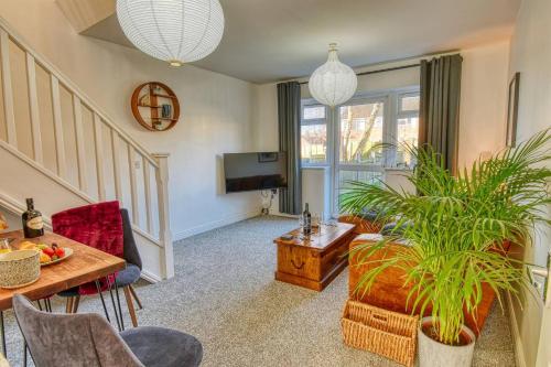 a living room with a couch and a table at Gornal Dudley-2bed-Contractor &Long stay -Parking in Gornalwood