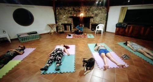 un gruppo di persone che fa yoga in una stanza con i loro cani di Centro Ecoholístico Alami a San Marcos Sierra