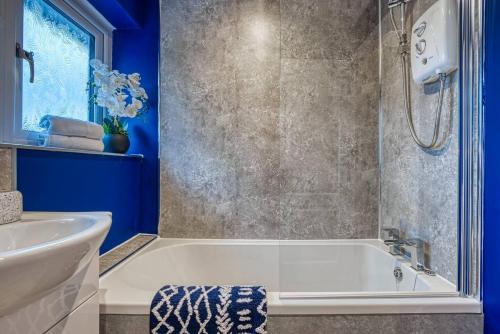 Ένα μπάνιο στο Dudley-5 Beds-contractors-parking-long Stay!