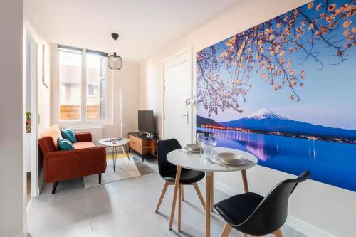 - un salon orné d'une grande peinture murale dans l'établissement Baignoire balnéo avec climatisation, à Saint-Étienne