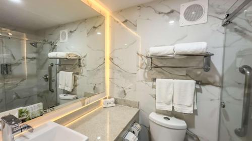 Un baño de Best Western PLUS Monterrey Colón
