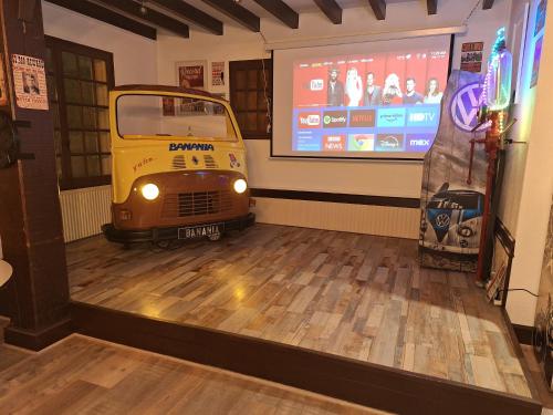 a room with a bus on the floor with a screen at gîte de l'Olivier, auberge de saint Brisson in Saint-Brisson-sur-Loire