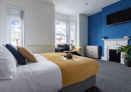 une chambre avec un grand lit et une cheminée dans l'établissement Sedgley-wolverhampton-contractors -4 Beds-parking, à Sedgley