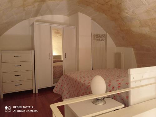 Un dormitorio con una cama y una cómoda en una habitación. en Labanca's l'arco del duomo, en Matera