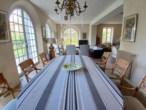une grande salle à manger avec une grande table bleue et une plaque de cuisson. dans l'établissement Magnifique 16 pers proche plage St-Jean, à Ascain