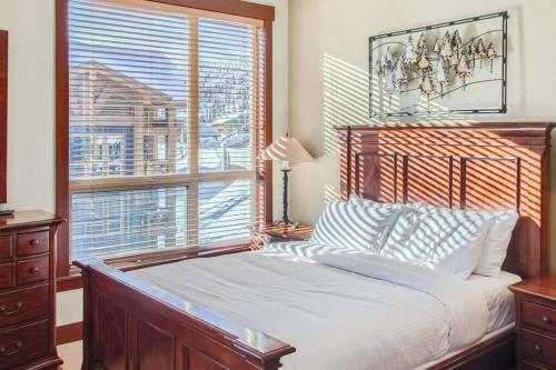 ein Schlafzimmer mit einem Bett und einem großen Fenster in der Unterkunft Stonegate Resort Unit A403 in Kelowna