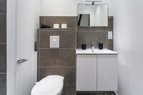 une salle de bain avec toilettes et lavabo dans l'établissement Appartement au centre de Strasbourg, à Strasbourg
