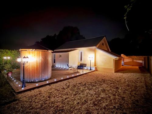 La Lovrette - Maisonnette Romantique avec Balnéo, Sauna Privatif et Expériences Érotiques