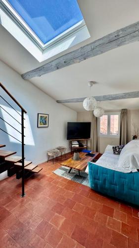 - une chambre avec un grand lit et un canapé bleu dans l'établissement artist plein centre ville historique, à Aix-en-Provence