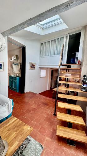 un salon avec un escalier dans une maison dans l'établissement artist plein centre ville historique, à Aix-en-Provence