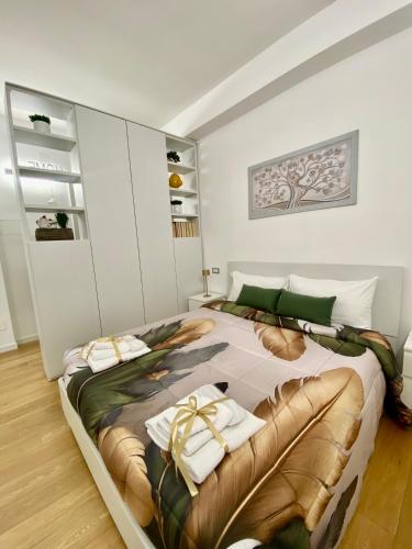 a bedroom with a large bed with towels on it at A&A B&B Piccinni in Bari