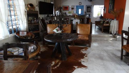 a living room with a table and chairs at Pousada Cheiro da Terra in Cunha