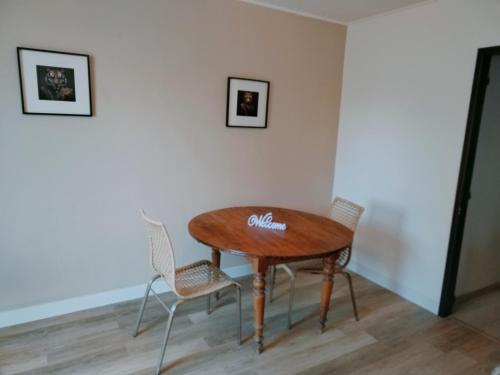 une table et deux chaises dans une pièce dans l'établissement Logement chaleureux et parking, à La Chevrolière