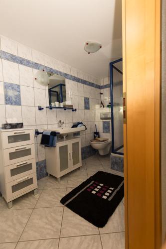 a bathroom with a sink and a toilet at Frühstückspension Mayer-Schiller in Bernried