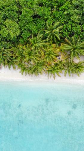 an aerial view of a beach with turquoise water at Ukulhas Sands in Ukulhas