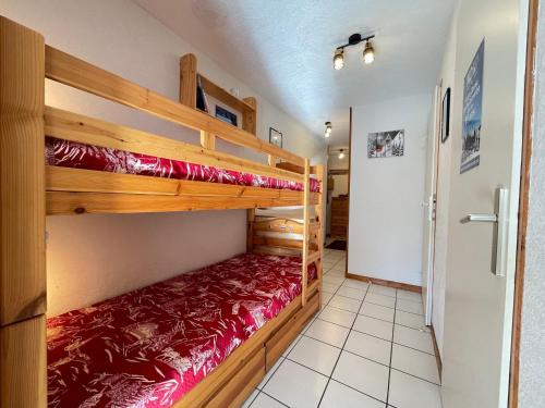 une chambre avec deux lits superposés dans une pièce dans l'établissement Appartement calme près village et commerces, équipé pour 4 pers. - FR-1-505-168, à Notre-Dame-de-Bellecombe