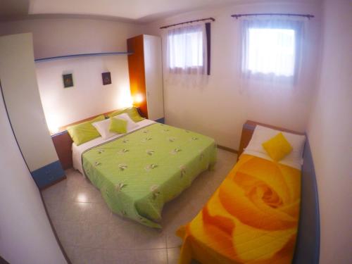 1 dormitorio con 2 camas en una habitación con en Villaggio Cristina 2 - Agenzia Cocal, en Caorle