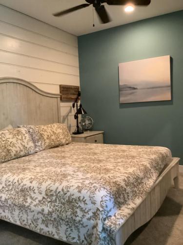 ein Schlafzimmer mit einem Bett und einem Gemälde an der Wand in der Unterkunft White house in Gravois Mills