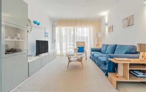 Televisyen dan/atau pusat hiburan di 3 Bedroom Lovely Apartment In La Ràpita