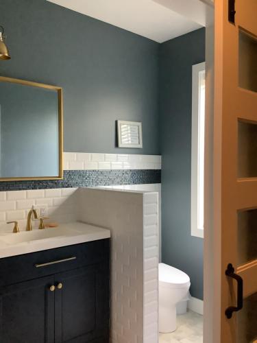 ein Badezimmer mit Waschbecken und Toilette in der Unterkunft White house in Gravois Mills