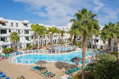 TOP FLOOR OCEAN VIEWS Lanzamar - Renovated Gem with a Sunny, Private Terrace & Elevator & Pool - Puerto del Carmen