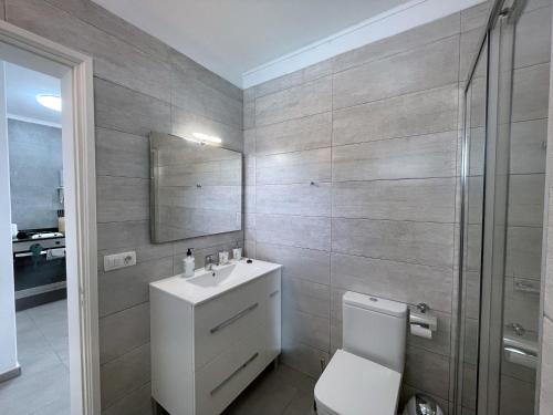TOP FLOOR OCEAN VIEWS Lanzamar - Renovated Gem with a Sunny, Private Terrace & Elevator & Pool - Puerto del Carmen