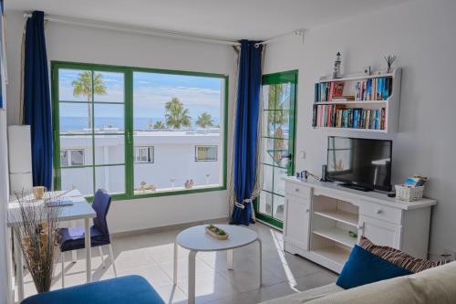 TOP FLOOR OCEAN VIEWS Lanzamar - Renovated Gem with a Sunny, Private Terrace & Elevator & Pool - Puerto del Carmen