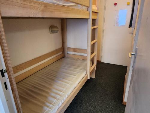 Ce dortoir comprend 2 lits superposés. dans l'établissement Charmant T2 pour 4 pers avec coin montagne, ski aux pieds, proche centre, WiFi inclus, Avoriaz - FR-1-633-61, à Morzine