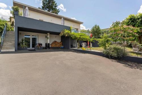 une allée en face d'une maison dans l'établissement House with swimming pool near Lyon, à Rochetaillée