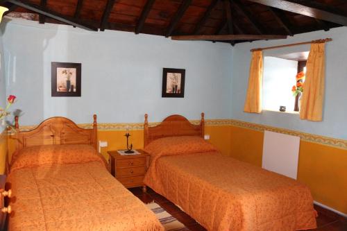 a bedroom with two beds and a window at Casa Asuncion in Breña Alta
