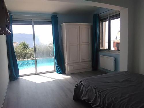 a bedroom with a bed and a view of a pool at Villa Cassis 1-6 pers proche Marseille et Parc national des Calanques in Cassis