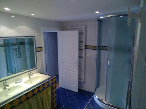 a bathroom with a sink and a shower and a mirror at Villa Cassis 1-6 pers proche Marseille et Parc national des Calanques in Cassis