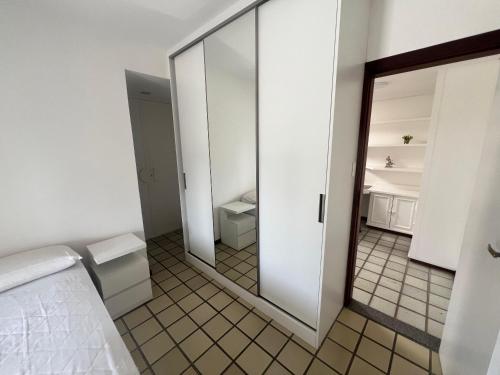 La salle de bains est pourvue d'un miroir et de toilettes. dans l'établissement APT Duplex 5min da praia - Circuito Carnaval, à Salvador