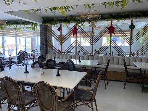 Restaurace v ubytování Sun on the bay beach hotel