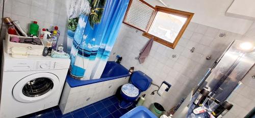 a small bathroom with a washing machine in it at SUN and Sea HOUSE Kavala ammolofoi αμμόλοφοι in Eleftheres