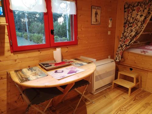 a small room with a desk and a bed at Roulotte atypique calme au milieu de la verdure in Chazey-sur-Ain