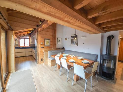 - une salle à manger avec une table et une cuisinière dans l'établissement Chalet confortable 10 pers. au centre de St Martin de Belleville, proche téléski et commodités - FR-1-452-67, à Saint-Martin-de-Belleville