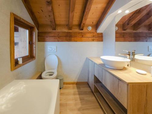 a bathroom with a tub and a toilet and a sink at Chalet confortable 10 pers. au centre de St Martin de Belleville, proche téléski et commodités - FR-1-452-67 in Saint-Martin-de-Belleville