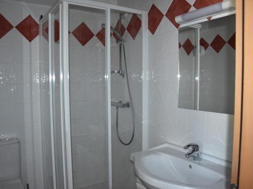 une salle de bain avec une douche, des toilettes et un lavabo dans l'établissement Studio confortable à Pralognan, proche patinoire et téléphérique - FR-1-464-192, à Pralognan-la-Vanoise