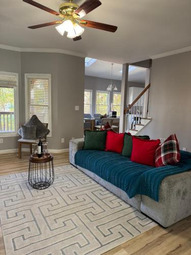 a living room with a couch and a ceiling fan at Vero Villa Golf&Relax in Douglasville