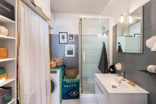 une salle de bain avec un lavabo et une douche dans l'établissement Nice apartment for 2p in Montmartre district, à Paris