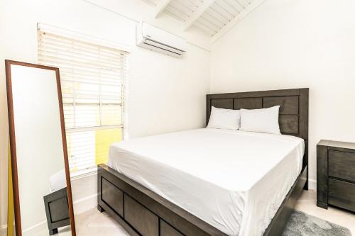 Tropical Bottle Creek Getaway with Kitchen, Free WiFi & On-Site Parking photo 3