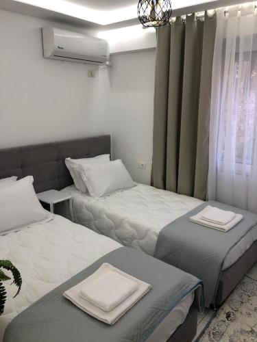 เตียงในห้องที่ Aeden Apartment