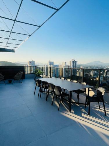 Balkoni atau teres di EDIFICIO UP - Loft próximo a Vila Germânica e FURB com vaga.