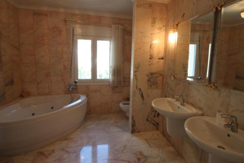 Un baño de Mimo - sea view villa with private pool in Moraira-Teulada