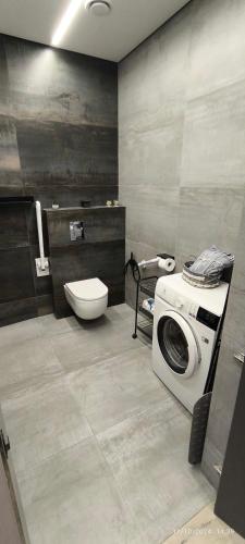 エレバンにあるStunning 1BR in Nor Nork w Balconyのバスルーム(洗濯機、トイレ付)